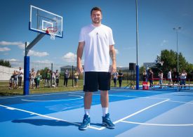 Luka Doncic auf einem Basketballcourt in Slowenien