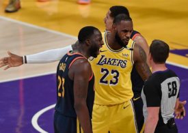 Draymond Green und Lebron James diskutieren mit dem Schiedsrichter