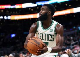 Jaylen Brown von den Boston Celtics hält den Ball in der Hand