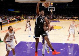 Day'Ron Sharpe von den Brooklyn Nets macht einen Dunking gegen die L.A. Lakers