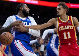 Andre Drummond von den Phlidelphia 76ers kämpft mit Trae Young von den Atlanta Hawks um den Ball