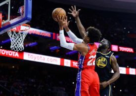 Matisse Thybulle Dunkt im Spiel gegen Draymond Green