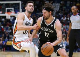 Joe Harris in einem Ball Austausch gegen Tomas Satoransky