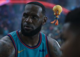 LeBron James steht neben Tweety