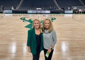 Lisa Byington Kate Scott Posen auf den Basketballfeld für die Kamera