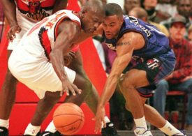 Mookie Blaylock spielt gegen Damon Stoudamire um den Ball