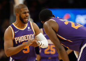 Chris Paul bespricht sich mit seinem Teamkollegen Deandre Ayton