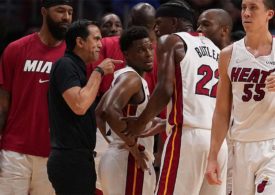 Jimmy Butler und sein Coach Erik Spoelstra diskutieren neben den anderen Teammitgliedern