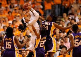 Candace Parker macht ein Jump Shot, Sylvia Fowles probiert zu blocken