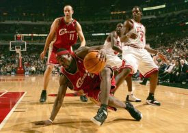 LeBron James mit Basketball auf dem Boden, im Hintergrund Spieler von der Cleveland Cavaliers und Chicago Bulls