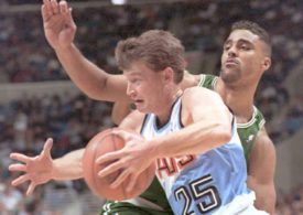 Nahaufnahme von Mark Price mit Basketball in der Hand