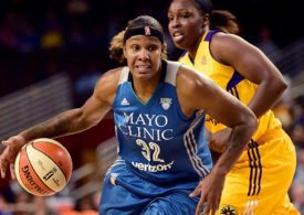 Rebekkah Brunson dribbelt mit dem Ball nach vorne, im Hintergrund Chelsea Gray