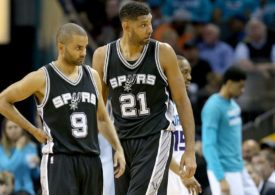 Tony Parker und Tim Duncan stehen nebeneinander auf dem Spielfeld