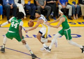 Steph Curry dribbelt Derick White aus