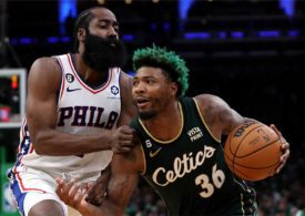 Die zwei Basketballspieler Marcus Smart und James Harden spielen gegeneinander Basketball.