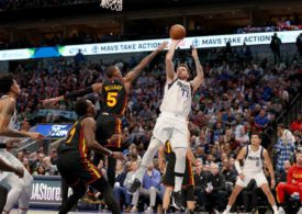 Dejounte Murray blockt den Wurf von Luka Doncic