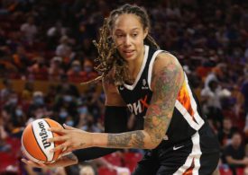 Die Basketballspielerin Brittney Griner von der Mannschaft Phoenix Mercury hält mit beiden Händen den Basketball