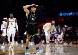 Stephen Curry fasst sich an den Kopf