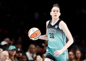 Die Basketballspielerin Breanna Stewart von den New York Liberty hält ein Basketball in der rechten Hand