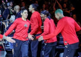 Die Basketballspielerin Kelsey Plum von den Las Vegas Aces geht an ihren Spielkameradinnen vorbei und gibt ihnen ein High Five