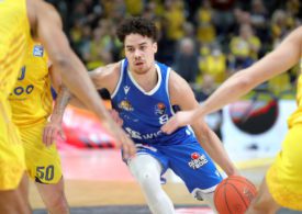 Joshua Obiesie von den Skyliners Frankfurt dribbelt an Spielern von Alba Berlin vorbei