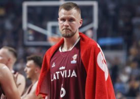 Kristaps Porziņģis im Trikot der lettischen Nationalmannschaft mit einem Handtuch um die Schultern