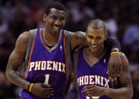 Die Basketballspieler Amare Stoudemire undRaja Bell von den Phoenix Suns halten sich im arm und lachen