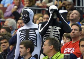 Basketball-Fans auf der Tribüne mit Halloween-Kostümen