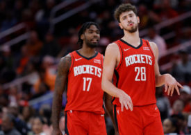 Zwei Basketballspieler im roten Jersey der Houston Rockets