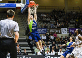 Ein Basketballspieler beim Dunking