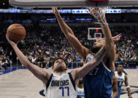 Zwei Basketballer im Zweikampf unter dem Korb