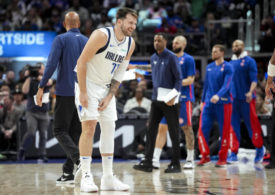 Luka Doncic lacht im Trikot der Dallas Mavericks