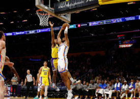 Spieler von Oklahoma City Thunder und den LA Lakers unter dem Korb