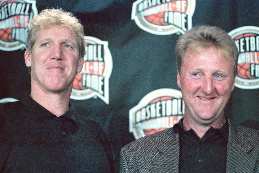 Die früheren Basketball-Stars Bill Walton und Larry Bird stehen nebeneinander