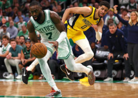 Jaylen Brown von den Boston Celtics lässt Tyrese Haliburton von den Indiana Pacers hinter sich