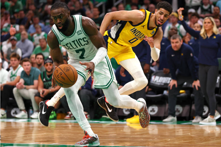 Jaylen Brown von den Boston Celtics lässt Tyrese Haliburton von den Indiana Pacers hinter sich