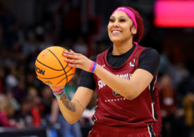 Kamilla Cardoso beim Warmup mit einem Basketball