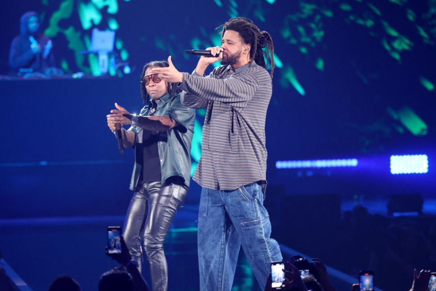 Die Rapper Lil Durk und J. Cole performen auf der Bühne