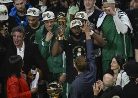 Jaylen Brown von den Boston Celtics mit der Trophäe für die NBA Championship