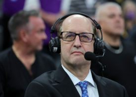 Basketball-Berater Jeff van Gundy mit einem Headset