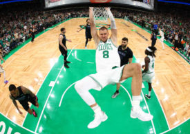 Kristaps Porzingis von den Boston Celtics mit einem Dunking gegen die Dallas Mavericks