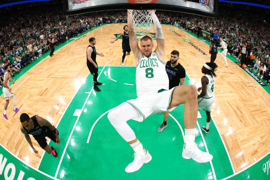 Kristaps Porzingis von den Boston Celtics mit einem Dunking gegen die Dallas Mavericks