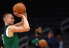 Kristaps Prozingis von den Boston Celtics wirft den Ball beim Training