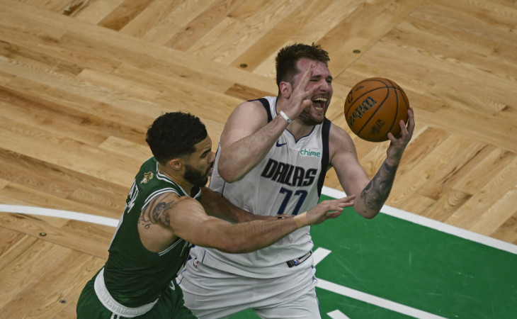 Jayson Tatum von den Boston Celtics in einem harten Zweikampf mit Luka Doncic von den Dallas Mavericks