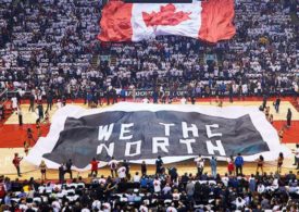 Eine kanadische Flagge und ein großes Transparent in einer Basketball-Arena