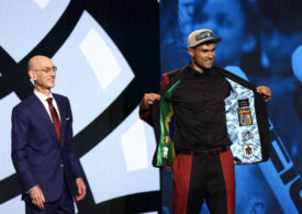 Tristan da Silva mit dem NBA Commissioner beim Draft 2024