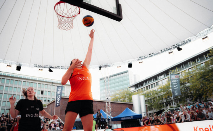 Eine Spielerin bei der 3x3 German Championship mit einem Korbleger