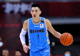 Jeremy Lin von den Beijing Ducks dribbelt mit dem Basketball