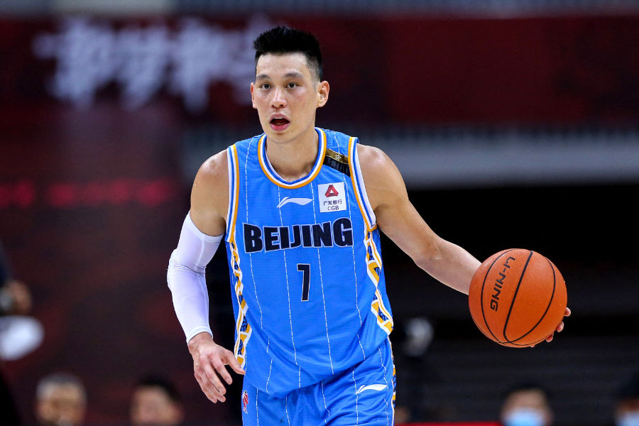 Jeremy Lin von den Beijing Ducks dribbelt mit dem Basketball