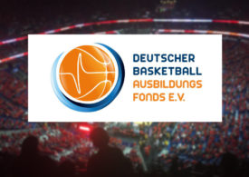 Das Logo des Deutschen Basketball Ausbildungsfonds vor dem Hintergrund einer Basketball-Arena